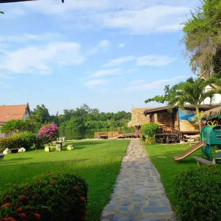 Bamboo House Resort Отели рядом с достопримечательностью «Военный музей JEATH»