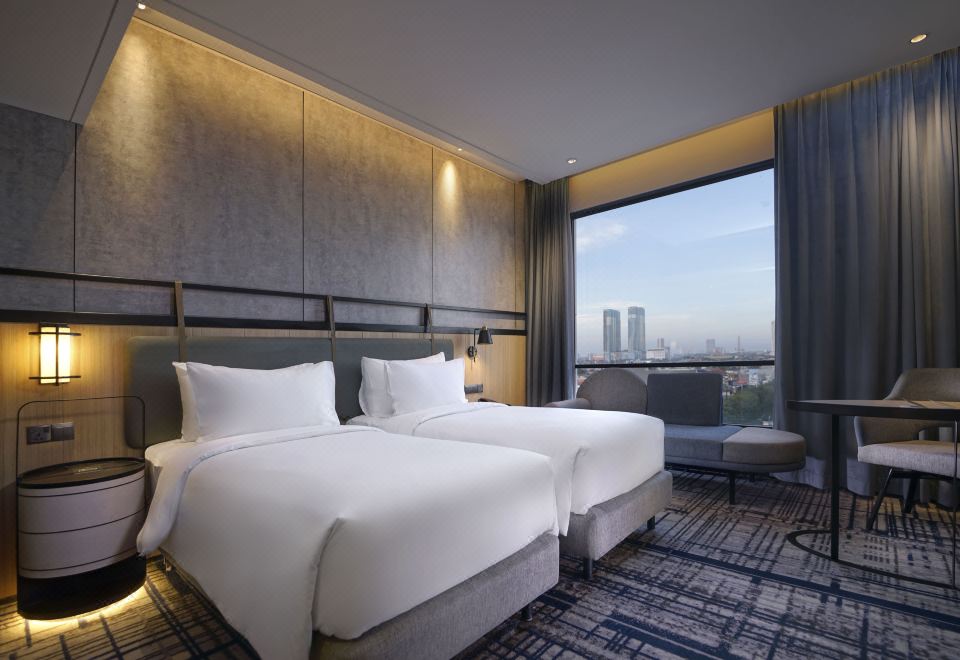 2. 머큐어 수라바야..