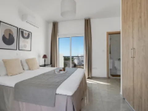 Sanders White Mountains - Vibrant Villa with Pool Ξενοδοχεία στην πόλη Τρεμιθούσα