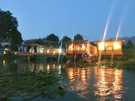 Shabrose Heritage Houseboats