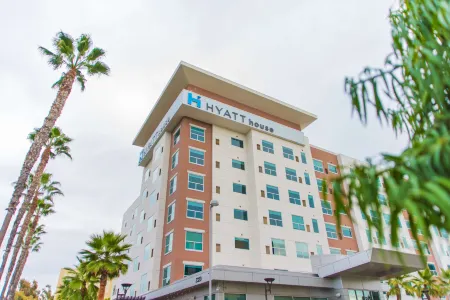 Hyatt House Irvine/John Wayne Airport Отели рядом с достопримечательностью «Университет Калифорния, Ирвайн Дивижен оф Контининг Эдьюкейшен»
