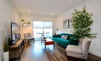 Los Angeles Deluxe Suites with Free Parking