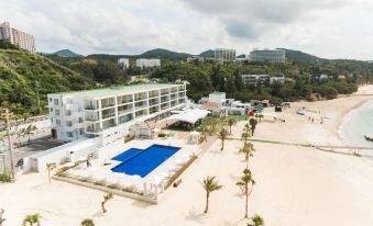 KARIYUSHI LCH.RESORT on The Beach