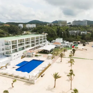 KARIYUSHI LCH.RESORT on The Beach