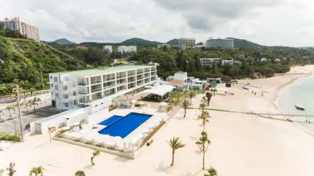 KARIYUSHI LCH.RESORT on The Beach