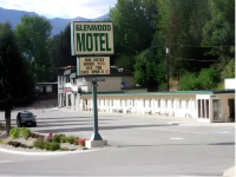 Glenwood Inn & Suites Hotels in Trail