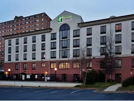 Holiday Inn Express & Suites Greenville-Downtown Отели в г. Санс Сауси