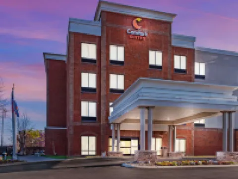 Comfort Suites Hotels near Adams Tennis Complex