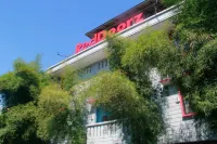 RedDoorz @ Palagan Joglo Sersan Bajuri Hotels in Isola