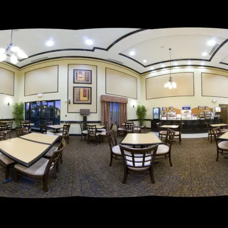 Holiday Inn Express & Suites TAMPA -USF-BUSCH GARDENS by IHG Отели рядом с достопримечательностью «Зоопарк Лоури»