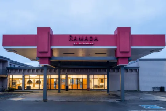 Ramada by Wyndham Thunder Bay Airlane Hotel