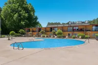 Econo Lodge - Pools
