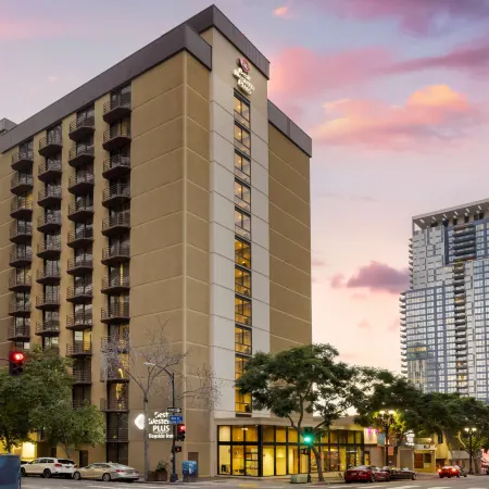Best Western Plus Bayside Inn Отели рядом с достопримечательностью «Музей-авианосец «Мидуэй»»