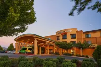 Courtyard Medford Airport Hotel di Medford
