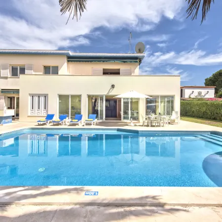 Large Private Pool Viilla, Close to Amenites, Free Air Conditioning and Wifi