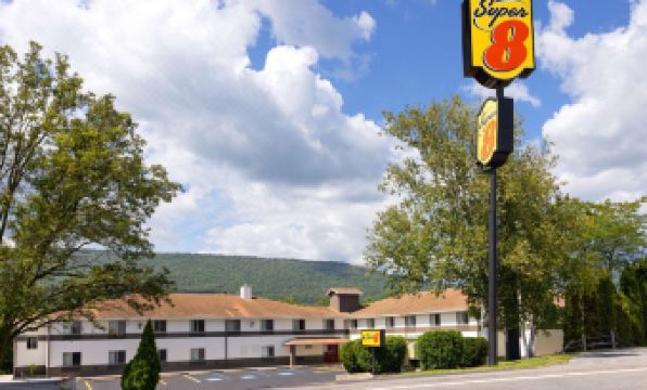 Super 8 by Wyndham Burnham/Lewistown