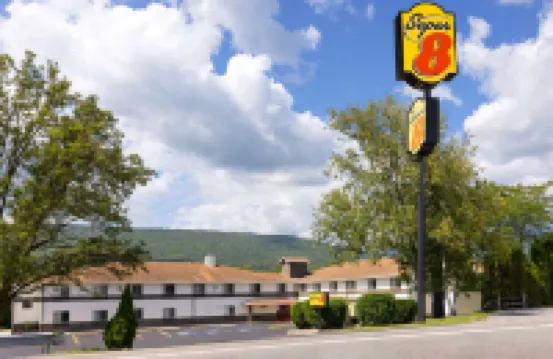 Super 8 by Wyndham Burnham/Lewistown Hotels in 
