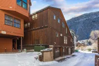 Comfort, Style, Short Walk to Town Park & Gondola 1 Bedroom Condo by RedAwning