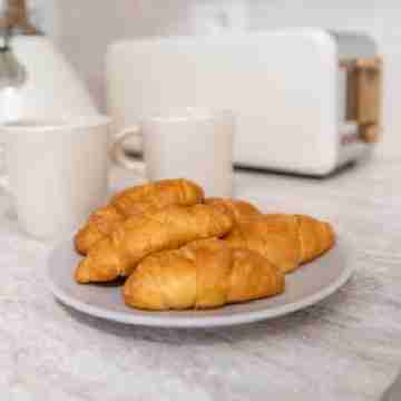 Taro's Blue Sea Apartment by Pleiades Home Dining/Meeting Rooms