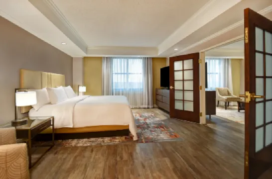 Embassy Suites by Hilton Little Rock Hotel di 