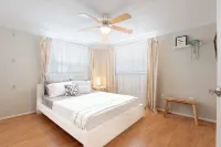 Enjoy a Sunny Winter in Sarasota!- Just minutes to Siesta Key+King Bed+Sleeps 8!