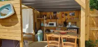 Close to the Zoo; Unusual Wooden Hut with 2 Bedrooms Overlooking the Sky.