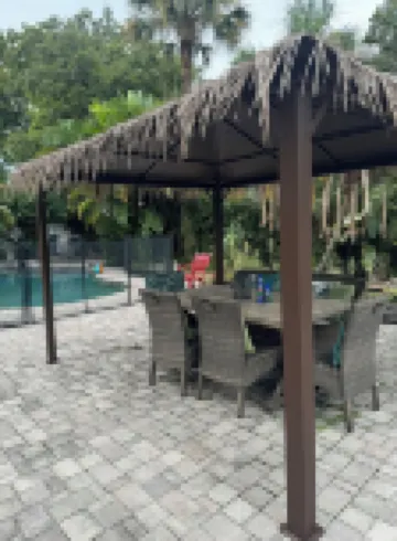 Riverside Casita: semi-private pool, spa, dock, garden oasis, 5 min to downtown!