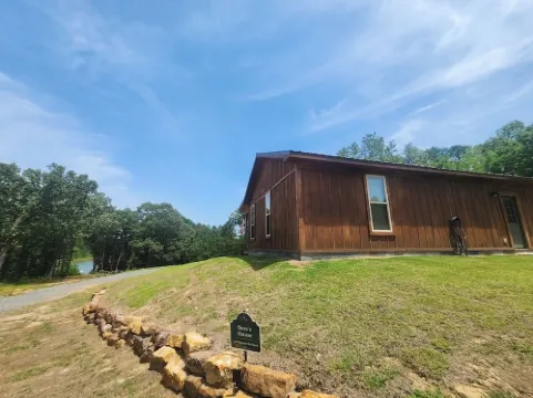 Beautiful rustic cabin on the shores of Greer's Ferry Lake