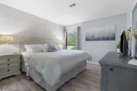 Summer Retreat, 2 Pools and Hot Tub, Great Views, Near Lakes