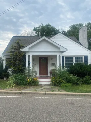 Cozy cottage with AC. Walk to downtown. Hotels near New Hope-Lambertville Toll Bridge