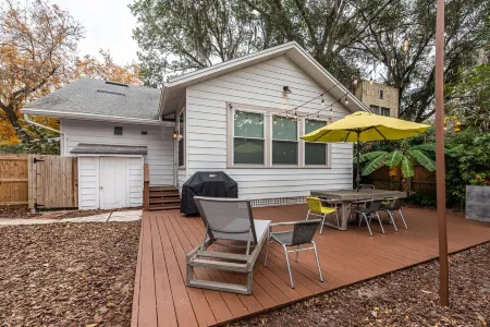 Huge charming home - 5 min to historic downtown and beach! Quiet neighborhood.