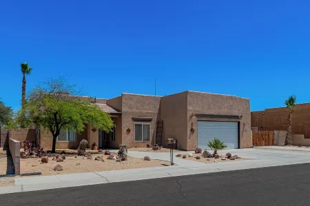 Desert Get-Away, with 2 King beds and 2 Twins!