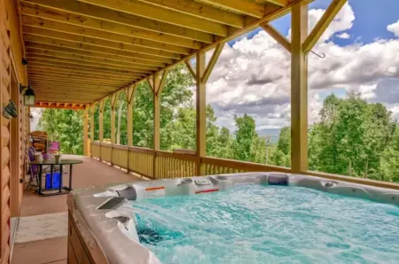 Vista Sunrise Mountain View with Hot Tub at Knight Sky Cabin Отели в г. Юнион