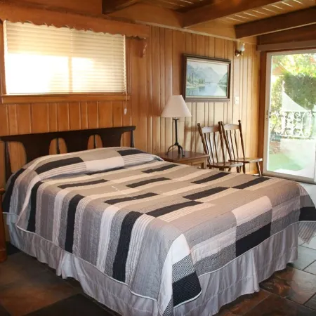 Beautiful Lakeside Cabin - Great Location & Amenities (Canoe, Kayak, Boat, etc)