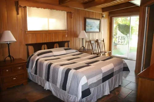 Beautiful Lakeside Cabin - Great Location & Amenities (Canoe, Kayak, Boat, etc) - Wifi