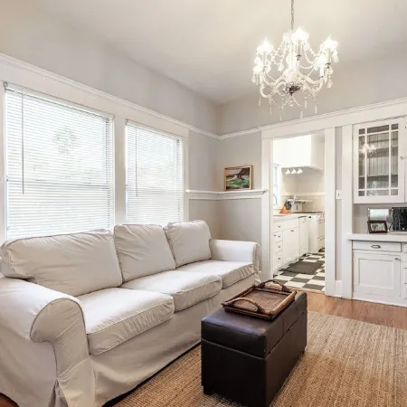 Charming apartment with WiFi and AC, two blocks to the beach