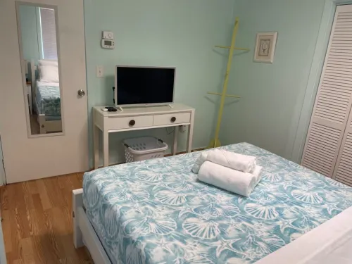 Old Floridian cottage in Historic Gulf Village Hoteles en Englewood