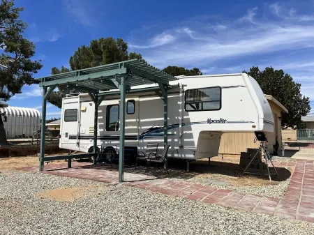 Spacious, Private, and Affordable RV Отели в г. Квартц Хилл