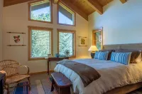 Ski bus stops at front door, court sports and indoor game room, bike path - WiFi
