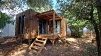 Comfortable wooden bungalow among the trees Hotels in Jard-sur-Mer