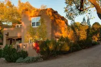 Light Filled, Spacious Casita~Walk to Downtown & Mountain Views