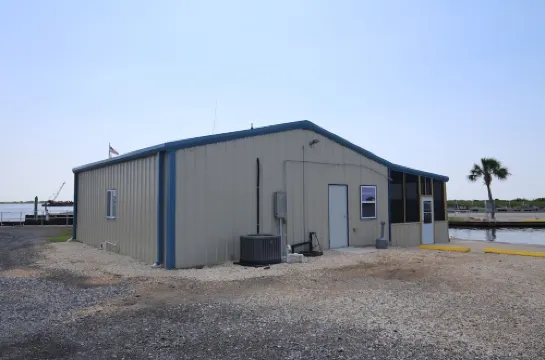 Park your boat in front of the Fishermen's Cottage! Screened in patio.