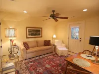 Boundary Street Getaway in Old Town Bluffton! Hotéis em Bluffton