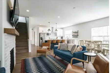 Legacy-Walk to Notre Dame. New 6 bedroom 5.5 bathrooms,  sleeps up to14.