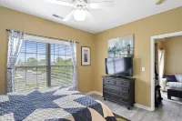Beautiful Penthouse Condo with Community Pool & Tennis Courts Hotels in 