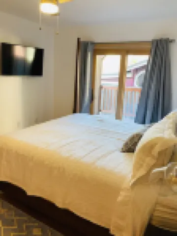 Premier Downstairs Flat in Perfect Down Town Location