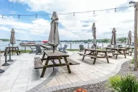 Charming Lake House, Lake View, Private Pier, Bugaboo Bar and Water Sports! Hotels in Cedar Lake