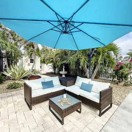 Cute canal front Cottage with dock & boat lift and pool ,short walk to the beach