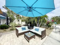 Cute canal front Cottage with dock & boat lift and pool ,short walk to the beach