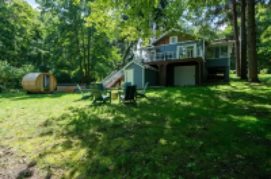Sauna, hot tub, pet friendly, & 1/2 mile to lake Hotels in Lake Michigan Beach